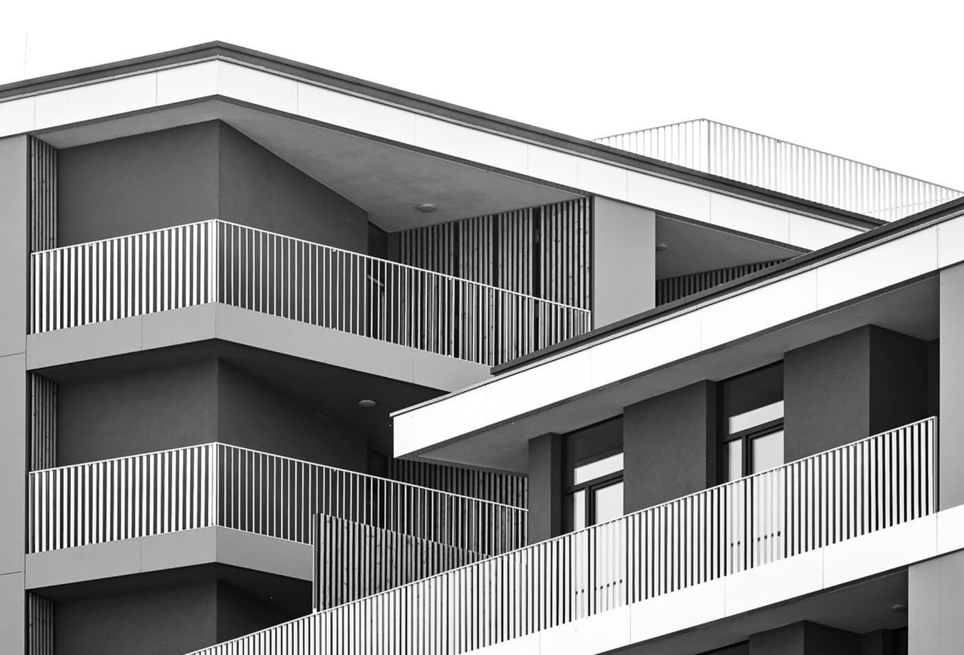 Balkony z pionowymi balustradami tworzące geometryczny rytm